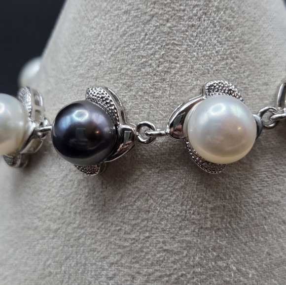 Sterling Silver Black And White Freshwater Pearl Bracelet. 7-9 Inch W/ Extender - Picture 3 of 5